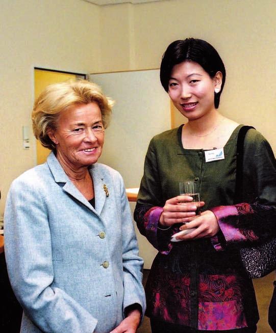 Johanna von Bennigsen-Foerder begrüßt die Chinesin Jing Tian, die am weitesten gereiste Stipendiatin des Initiativkreises Ruhrgebiet.