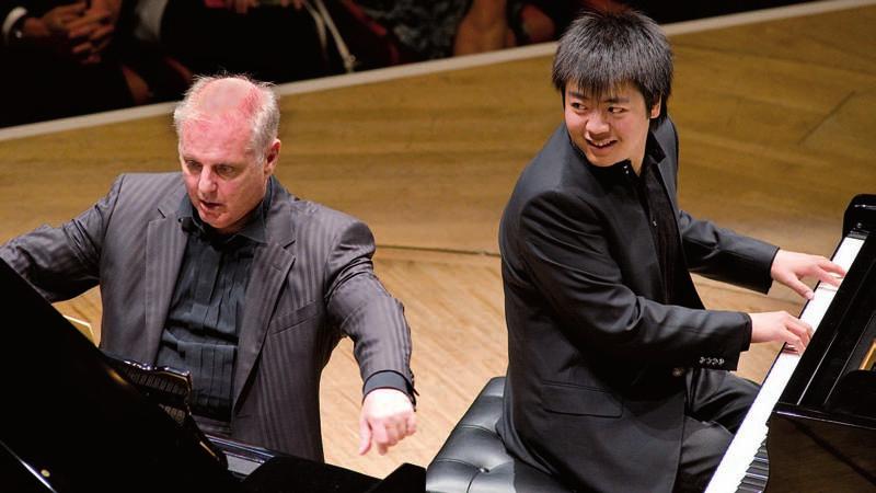 138 139 Projekte Daniel Barenboim und Lang Lang bei ihrem gemeinsamen Auftritt 2008 in Essen. te der Liedpianist Irwin Gage einige seiner Meisterschüler vor.