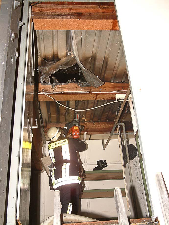 Da sich der Brand in die Dachisolation ausgebreitet hatte, musste ein Teil des Daches mit einer Multicut-Säge geöffnet werden. Dieses wurde zuerst über einen Trupp vom Dach aus eingeleitet.