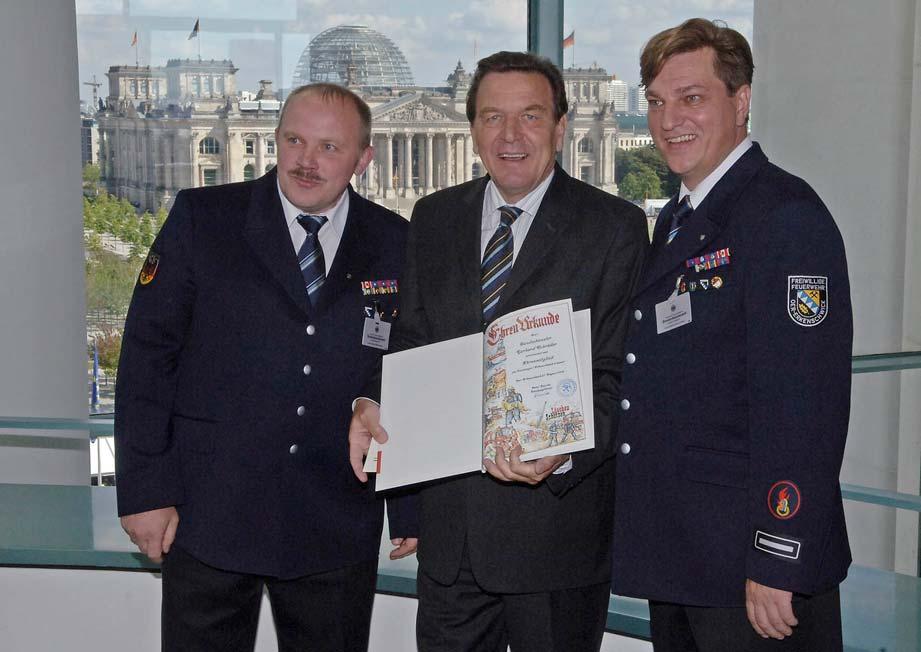 Auf Einladung des Bundeskanzlers Gerhard Schröder weilten Löschzugführer Peter Duscha und Brandinspektor Gerhard Pokorny am 27.08.2005 in Berlin.
