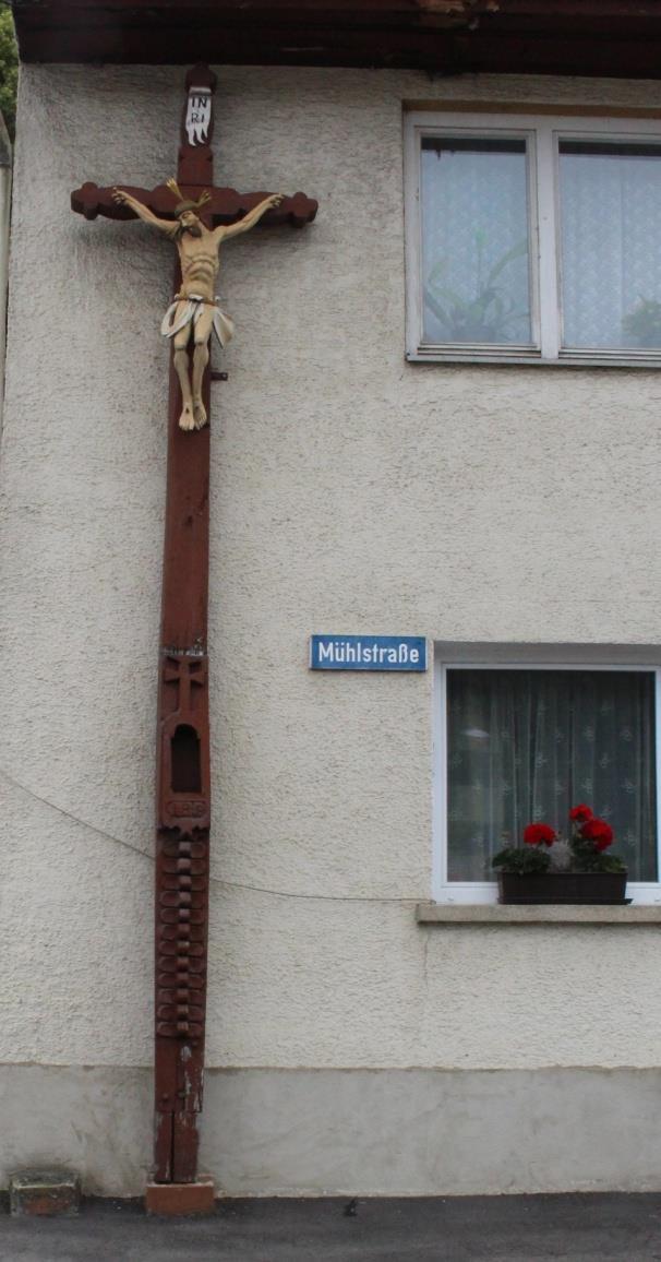 Denkmalamt: Wegkreuz als Hauskreuz, Holzkruzifix (ehemals mit trauernder Maria