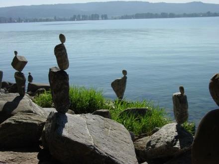 Er balanciert Steine aus und kreiert an der Uferpromenade von Radolfzell immer wieder neue, individuelle Steinobjekte.