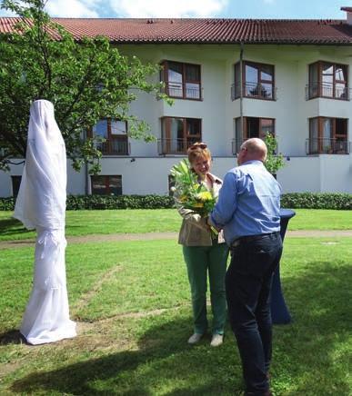In Anwesenheit der Künstlerin, Frau Ochmann, und vielen Bewohner/innen aus den umliegenden Häusern, eröffnete Herr Schwarzer den Fest-Akt.