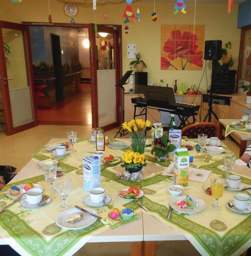 Besondere Ereignisse Osterbrunch Am 2. April fand auf dem Wohnbereich 3 ein Brunch am Ostermontag statt. Dafür wurde von uns Betreuungskräften der Frühstückstisch festlich eingedeckt.