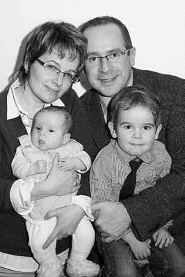 Gemeinsam mit Sohn Cedric freuen sich Alexandra und Carsten Heinrich über das Lächeln der kleinen Felicia, die am 18. Dezember 2012 geboren wurde.