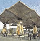 Dach der Welt: 25 Meter hohe Holzschirme Musikgenuss: im Konzerthaus der EXPO Station der EXPO-Welt: Singapur-Pavillion Fotos/Grafik: EXPO 2000 In der Vergangenheit hatten Weltaus stellungen die