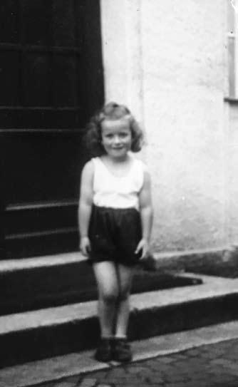 Bei ihrem ersten Besuch in der Rollator-Sportgruppe hatte Lieselotte Stein eine kleine Überraschung im Gepäck: ein historisches Schwarz-Weiß-Foto, das sie als kleines Turnkind vor dem Eingang zur