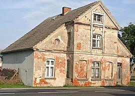 teilnehmen können, betreut. Chausseewärterhaus des 18. Jahrhunderts auf einem wohl älteren Feldsteinsockel wurde 1821 vollständig wegen Baufälligkeit abgerissen.
