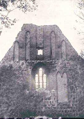 Großbrand, der die Kirche und Teile des Ortes in Schutt und Asche legte. Das Gotteshaus brannte bis auf die Grundmauern nieder.