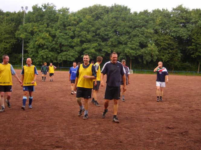 AUF DER REIHE ein weiteres Wiedersehen für die Fußballspieler des Versorgungsamtes Gelsenkirchen geben. Nach einem Spiel der 1. gegen die 2.