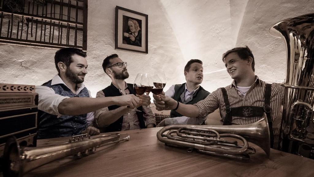 Heute spielen für sie: 4Blosn aus Südtirol: Vier Südtiroler Musiker die eine Leidenschaft teilen: Gute Volksmusik.