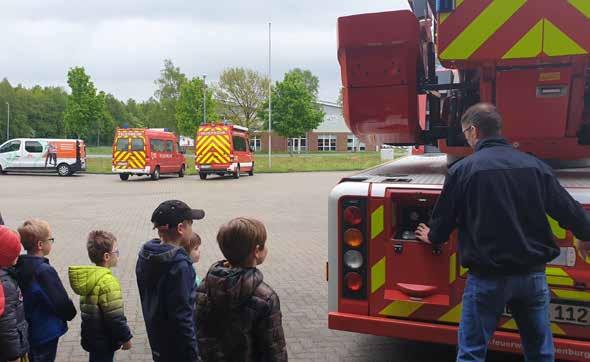 Heilpädagogischer Kindergarten macht Spritztour in Feuerwehrautos: Besonderer Einsatz für Florian Emsland Papenburg.