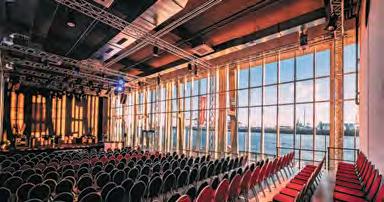 Seit November vergangenen Jahres hat das Theater seine Heimat im Alten Fährterminal Altona und vereint Inszenierungen und Hafenatmosphäre zu einem Gesamtkunstwerk.