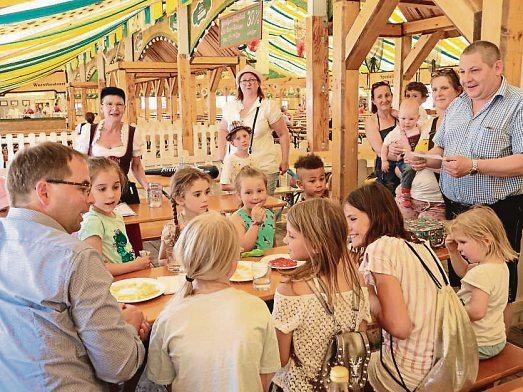 6 Aus dem Rathaus Kindersprechstunde auf dem Volksfest Es gehört zur Tradition, dass auch die kleinen Gäste beim Olchinger Volksfest all ihre Fragen an den Bürgermeister stellen dürfen.