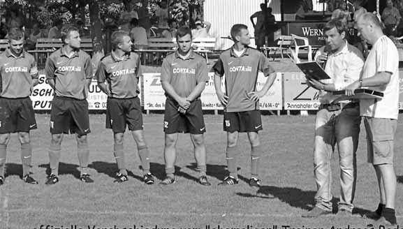 AUGUST 2013 AMTSBLATT KOLKWITZ Seite 27 SV Fichte Kunersdorf e.v. - Nachlese zum Sportfest 2013 RÜCKBLICKE Vor dem Hauptspiel wurde dann der ehemalige Trainer Andreas Badack vom Vorstand und der 1.