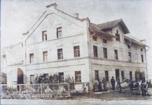1903 brannten drei Anwesen links der Straße in Binabiburg in Richtung Gangkofen: Georg Wotzinger zum Wassermann" (heute Geitner), das Haus des Schneiders Johann Bichler zum Mehringer" (heute Tremer)