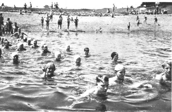 1929 Unvergessen sind die Stromschwimmen in der Weser, die der Verein in den 30er Jahren als Werbung für den Schwimmsport vom Osterdeich bis nach Woltmershausen durchführte.