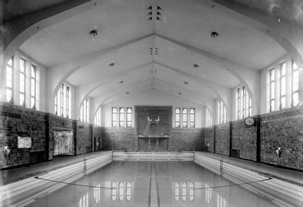 Ein Fenster im Eingangsflur der neuen Badeanstalt erhielt eine künstlerisch gestaltete Bleiverglasung mit entsprechender Inschrift und wurde am Totensonntag des Jahres 1928 als Ehrenmal feierlich