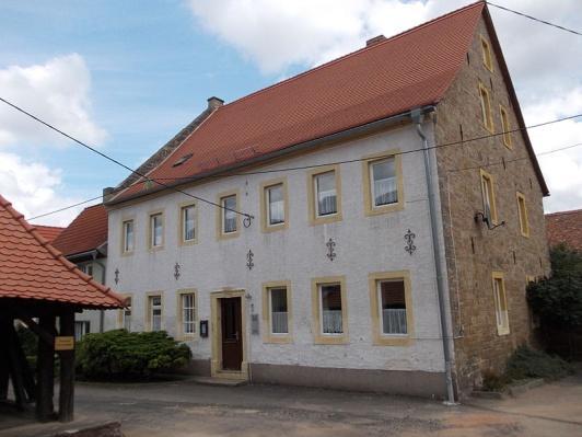 Kirchspiel Querfurt beabsichtigt den Verkauf des historischen, denkmalgeschützten Pfarrhauses Ziegelroda (Bj. ca. 1750) mitsamt Pfarrscheune. Die Grundstücksgröße beträgt insgesamt ca. 1630 qm.
