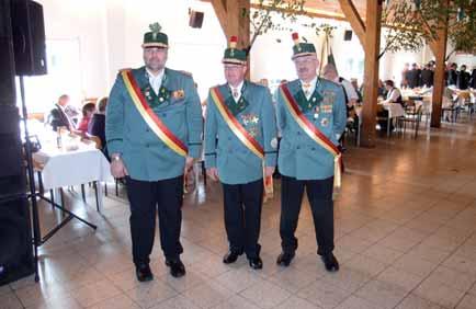 Die Westheimer pfl egen, wie wir MASPERN die Tradition, jedes Jahr einen Schützenbruder Oberst Wilfried Köster gratuliert unserem Hauptmann des befreundeten Vereins zum