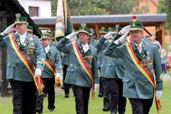 Im Festzelt wird jedes Jahr ein Schützenbruder der befreundeten Schützenvereine aus Altenbeken und den MASPERN zum Ehrenunteroffi zier ernannt.