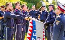 Weitere 35 Polizisten und 13 Polizistinnen aus Vorarlberg (13) und Tirol (35) schlossen zudem ihre neun Monate dauernde Ausbildung als Führungskräfte der mittleren Führungsebene erfolgreich ab.