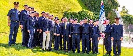 Die Absolventinnen und Absolventen des Grundausbildungslehrganges T-PGA23-17 mit den Ehrengästen und Kurskommandanten.