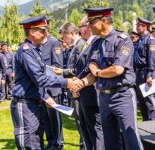 Die Angelobung, bei der 27 Polizeischülerinnen und 49 Polizeischüler (76 Personen in drei Grundausbildugnslehrgängen) ihr Gelöbnis auf die Fahne der Landespolizeidirektion Tirol lautstark ablegten,