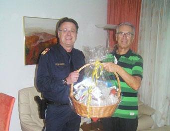 Sie überbrachten ihm im Namen der Landespolizeidirektion Tirol und des Stadtpolizeikommandos Innsbruck die besten Geburtstagsglückwünsche und überreichten ihm ein Geburtstagsgeschenk.