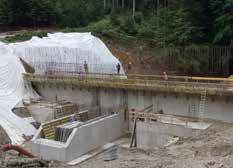 Aktuelles aus der Gemeinde Wildbach- und Lawinenverbauung Die Arbeiten an der Hochwasserdosiersperre im Bereich der Grubwiese im Einzugsgebiet des Nußdorferbaches schreiten zügig voran.