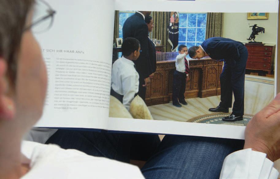 Blättern im Bildband. Foto: beu Das Geistliche Wort Gott lässt nicht los ber die Amtszeit Barack Obamas als ÜPräsident der usa gibt es einen Bildband mit Fotos von Pete Souza.