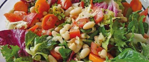 Nachkochen Sommersalat Zubereitung: Die Bohnen und die Sojasprossen durch ein Sieb abtropfen lassen. Paprika und Tomaten in kleine Stücke schneiden. Die Zwiebeln in Ringe schneiden.