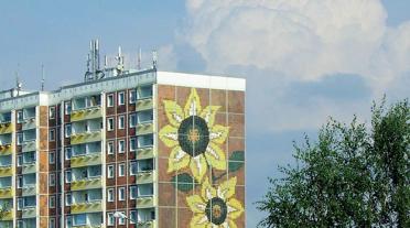 @A4B&%%&/ Unvergessen: Lichtenhagen vor 20 Jahren Sonnenblumenhaus in Rostock Lichtenhagen, Quelle: wikipedia Im August jähren sich die ausländerfeindlichen Ausschreitungen im Rostocker Stadtteil