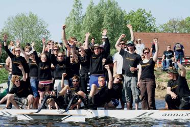 Wissenschaft & Forschung Wissenschaft zum Anfassen Das Waterbike Team der Universität Rostock zeigt erfolgreich, wie das geht Das erste Rostocker Tretbootteam baute SqqS*-3'*!