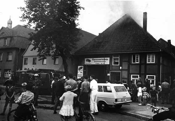 Die Fotomontage stammt aus dem Jahre 1963, als die Ortsdurchfahrt neu gebaut wurde. Polizeihauptwachtmeister Gerhard Henze regelt hier den Umleitungsverkehr.