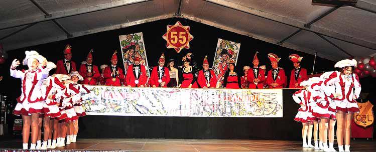 Im Festzelt auf dem Germendorfer Gewerbegebiet wirbelten zur Prunksitzung die Tanzgruppen von den Kindern der Zwergengarde über die Rot-Weißen Garden, die Showtanzgruppe