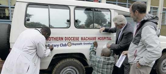6 Rotaryclub -Eremitage Sanitäter mit Tragbahre eilten vor das Machame Krankenhaus in Tansania, als ein Rettungswagen mit Martinshorn und Blaulicht vorfuhr.