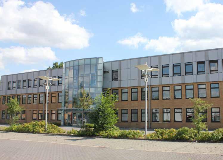 Die DEAplus zieht um Vor 20 Jahren startete die Deutsche Event Akademie GmbH in Langenhagen, an der Stadtgrenze von Hannover, in der Straße Fuhrenkamp. Ein graues Gebäude mit großen Fenstern.