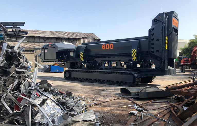 Credit/Quelle: Lefort The Trax 600 tracked scrap shears offers flexible logistics in modern scrap yards.