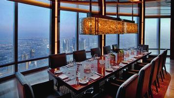 Das 828 Meter hohe Burj Khalifa, das höchste Gebäude der Welt, beheimatet neben Restaurant und Lounge zahlreiche Büros sowie das Armani-Hotel das weltweit