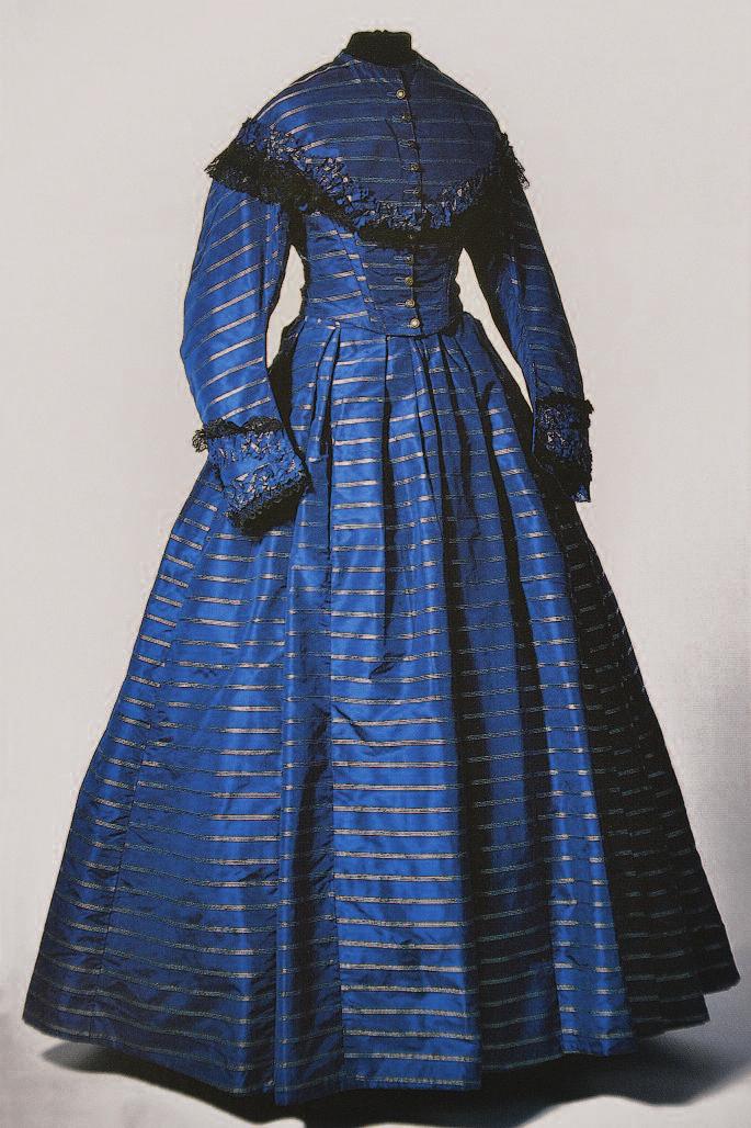 Kleidungsforschung 5 Gesellschaftskleid mit Krinolinenrock, Seide, ca. 1860er Jahre, am Rock finden sich Spuren einer Umarbeitung, Inv. Nr.