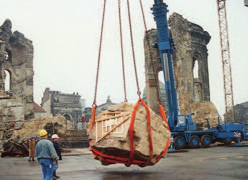 Beispiele zur Abnahme von Wandgemälden 2 Dresden, Frauen - kirche während der Enttrümmerung: Bergung eines Bauteils aus der Kuppel mit Resten der Kuppel - bemalung in dem Maler und Ingenieur