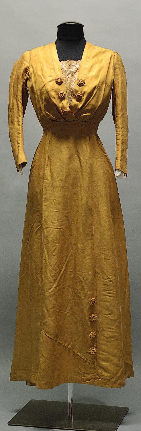 Kleidungsforschung 1, 2 Kleid, Seide, Baumwolle, ca. 1905 1915, mit Nahtspuren im Futter, hier wurde eine ursprünglich gekräuselte Bluse als Futter weiterverwendet, Inv. Nr.