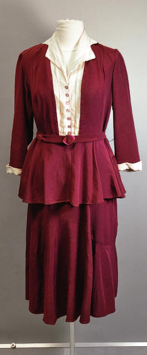 Kleidungsforschung 3, 4 Kleid, Kunstseide, eingesetzte Stoffstücke an einem Kleid im Stil der 1940er Jahre, umgearbeitet aus einem Kleid der 1930er Jahre, Inv. Nr.