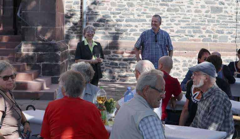 Teilhabe ermöglichen Ein Tisch für alle: Pfarrerin Margret Artzt und Pfarrer Frieder Heidelbach begrüßten die Gäste auf dem Kirchplatz der Reformationskirche St.