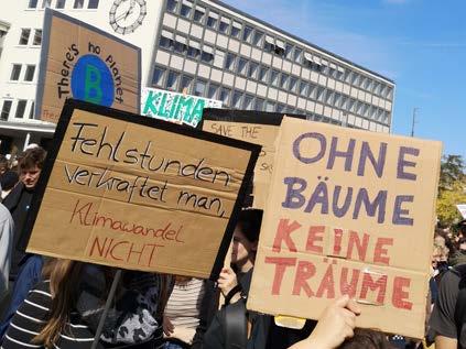 in Kassel. Laut Jonathan Faust, Organisator der Kasseler Demonstration, sind 15.000 Demonstrant*innen dem Aufruf zum Klimastreik gefolgt.