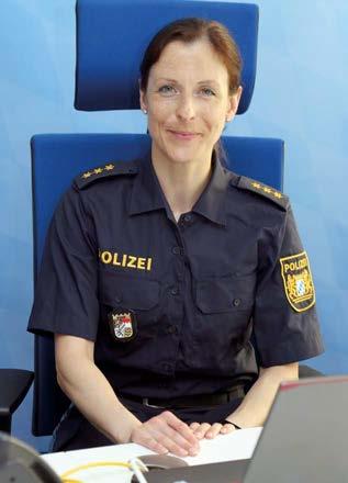 56 Der Jurist bei der Bayerischen Polizei Berufung statt Beruf Von Kathrin Hartmann, Polizeidirektorin in München Um einen Eindruck vom Berufsbild des Juristen im Bereich der Polizei zu bekommen,