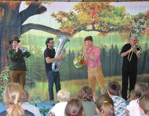 Schule & Kindergarten Mit Witz und viel Musik NoPhil-Brass an der Grundschule Am Montag, den 8.7.19 begeisterte ein Ensemble des BR das junge Publikum der Münsinger Grundschule.