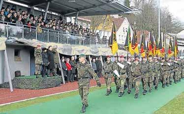 24 Die Bundeswehr Mai 2014 Heer Die 10. Panzerdivision wurde mit einem feierlichen Appell im Bayerwald-Stadion empfangen. Hier der Ehrenzug mit den Truppenfahnen. Regen. Die 10. Panzerdivision die Löwendivision war im Einsatzjahr 2013/14 als Leitdivision für den Einsatz in Afghanistan und auf dem Balkan verantwortlich.