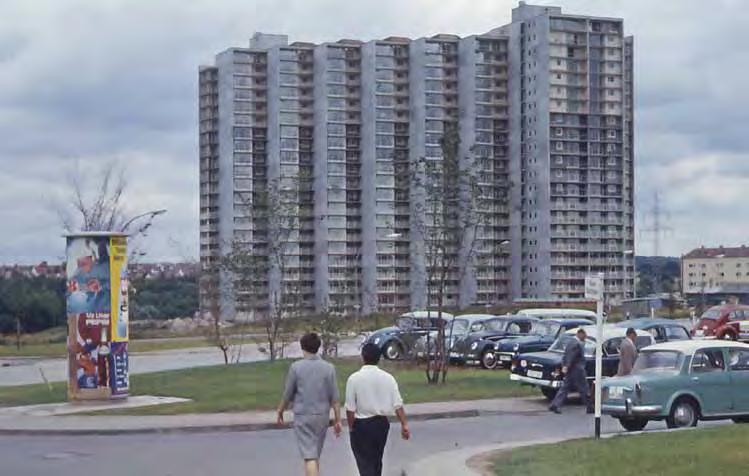 Viele Häuser waren bereits im März 1961 bezogen, ohne dass es feste Einkaufsmöglichkeiten gab. So wurde die Versorgung anfänglich durch einen Verkaufswagen des Konsums gesichert.